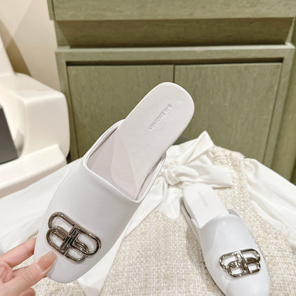 FLAT MULES IN WHITE SMOOTH CALFSKIN SILVER BUCKLE