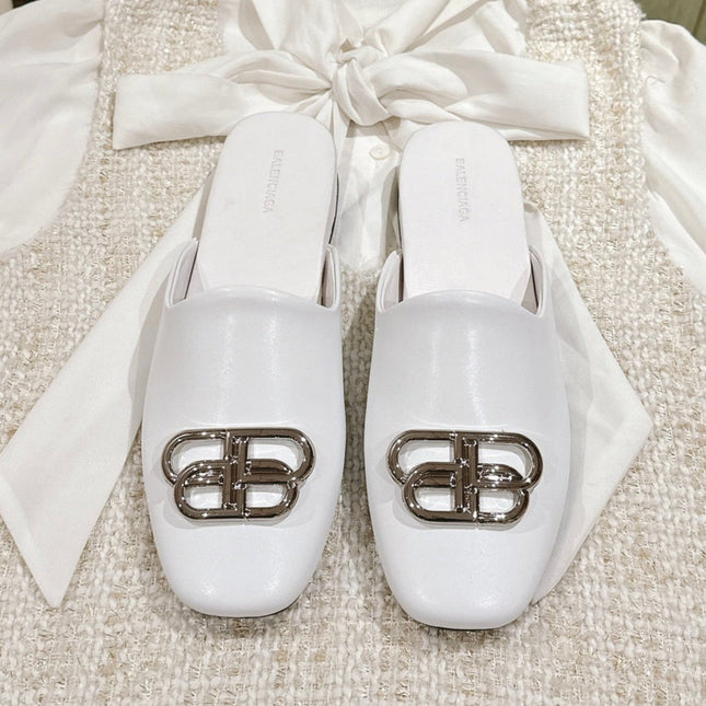 FLAT MULES IN WHITE SMOOTH CALFSKIN SILVER BUCKLE