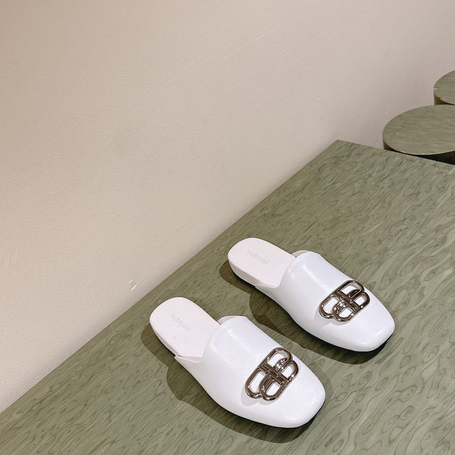 FLAT MULES IN WHITE SMOOTH CALFSKIN SILVER BUCKLE