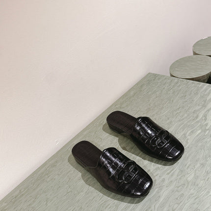 FLAT MULES IN BLACK CROCODILE EMBOSSED GLOSSY CALFSKIN