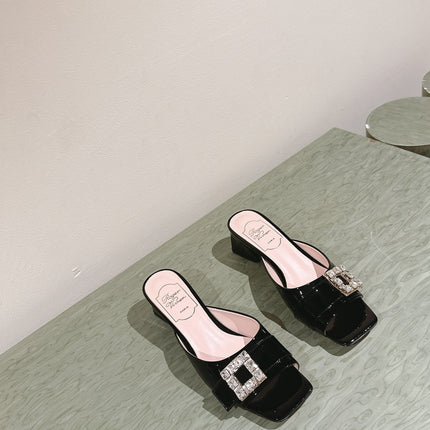 CRYSTAL HEEL MULE IN BLACK PATENT CALFSKIN WITH EMBELLISHED BUCKLE