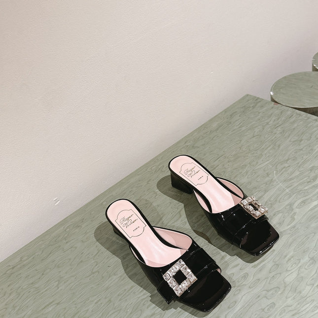 CRYSTAL HEEL MULE IN BLACK PATENT CALFSKIN WITH EMBELLISHED BUCKLE