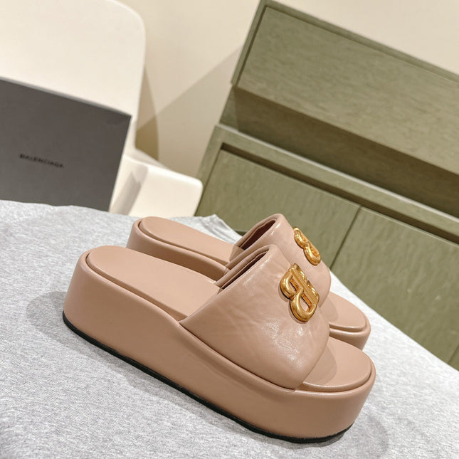 RISE SANDALS IN BEIGE SHINY LAMBSKIN GOLD BUCKLE