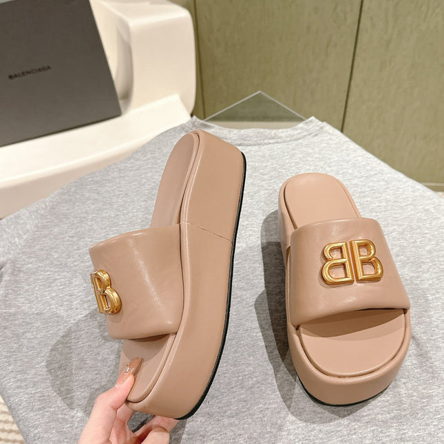 RISE SANDALS IN BEIGE SHINY LAMBSKIN GOLD BUCKLE