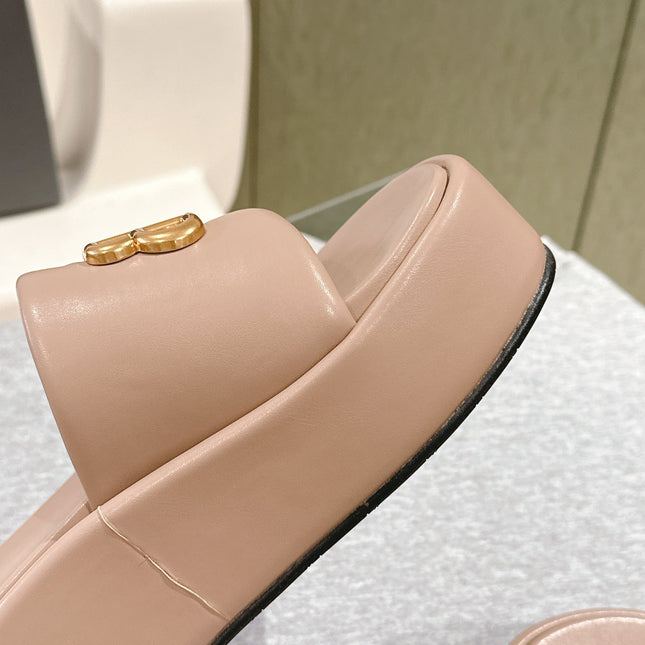 RISE SANDALS IN BEIGE SHINY LAMBSKIN GOLD BUCKLE