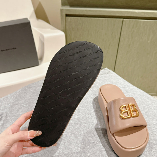 RISE SANDALS IN BEIGE SHINY LAMBSKIN GOLD BUCKLE