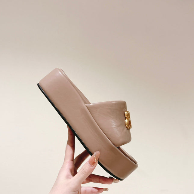 RISE SANDALS IN BEIGE SHINY LAMBSKIN GOLD BUCKLE