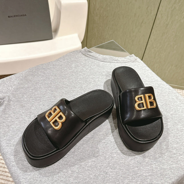 RISE SANDALS IN BLACK SHINY LAMBSKIN GOLD BUCKLE