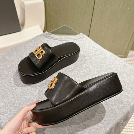 RISE SANDALS IN BLACK SHINY LAMBSKIN GOLD BUCKLE
