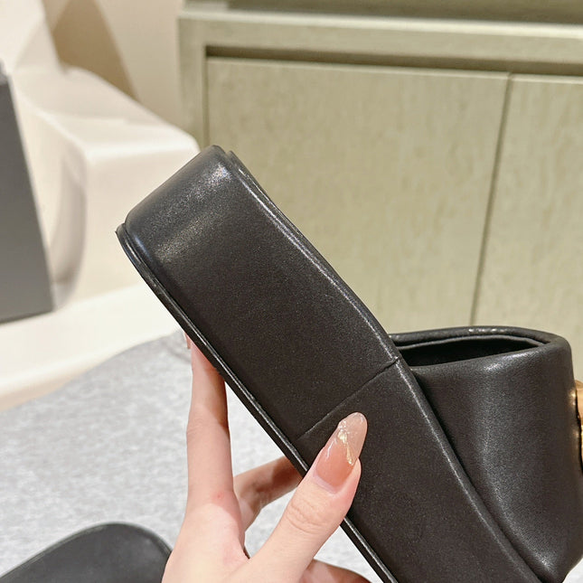 RISE SANDALS IN BLACK SHINY LAMBSKIN GOLD BUCKLE