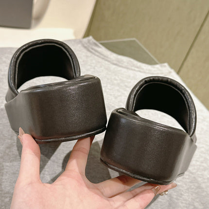 RISE SANDALS IN BLACK SHINY LAMBSKIN GOLD BUCKLE