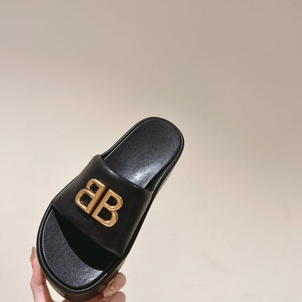 RISE SANDALS IN BLACK SHINY LAMBSKIN GOLD BUCKLE