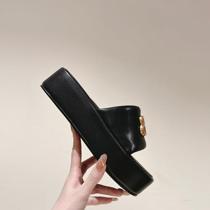 RISE SANDALS IN BLACK SHINY LAMBSKIN GOLD BUCKLE