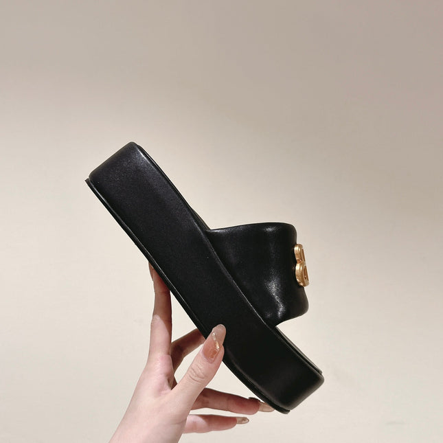 RISE SANDALS IN BLACK SHINY LAMBSKIN GOLD BUCKLE