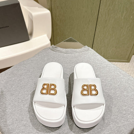 RISE SANDALS IN WHITE SHINY LAMBSKIN GOLD BUCKLE