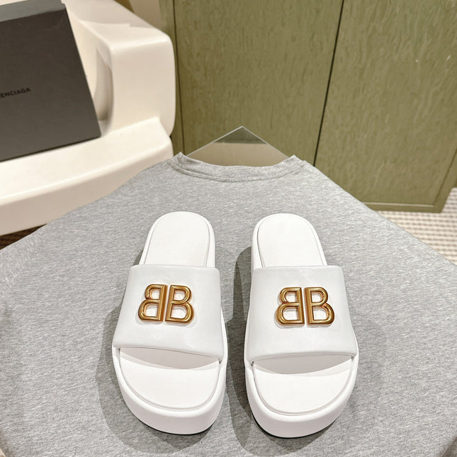 RISE SANDALS IN WHITE SHINY LAMBSKIN GOLD BUCKLE