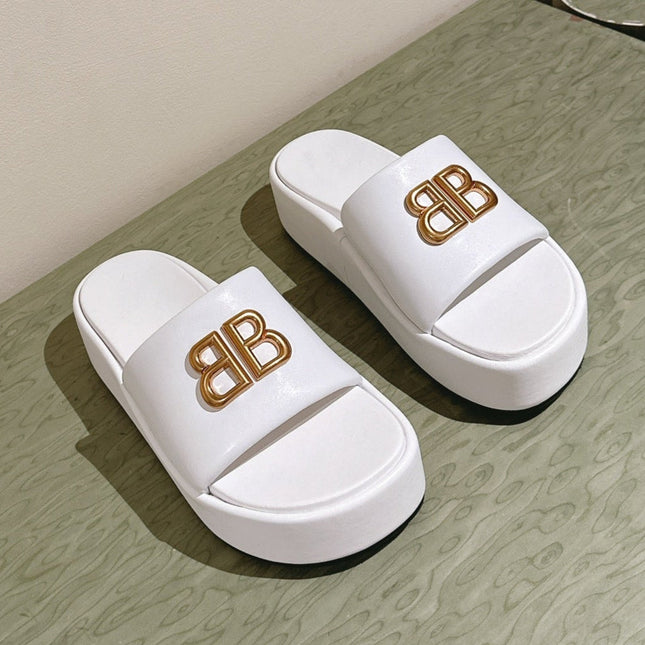 RISE SANDALS IN WHITE SHINY LAMBSKIN GOLD BUCKLE