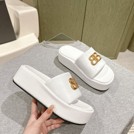 RISE SANDALS IN WHITE SHINY LAMBSKIN GOLD BUCKLE