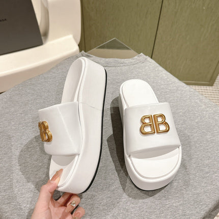 RISE SANDALS IN WHITE SHINY LAMBSKIN GOLD BUCKLE