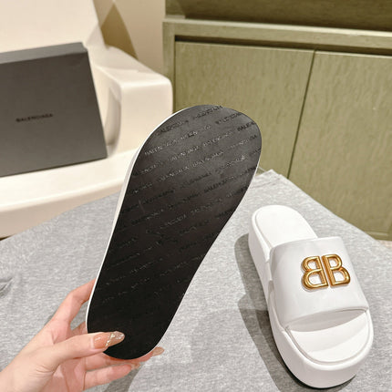 RISE SANDALS IN WHITE SHINY LAMBSKIN GOLD BUCKLE