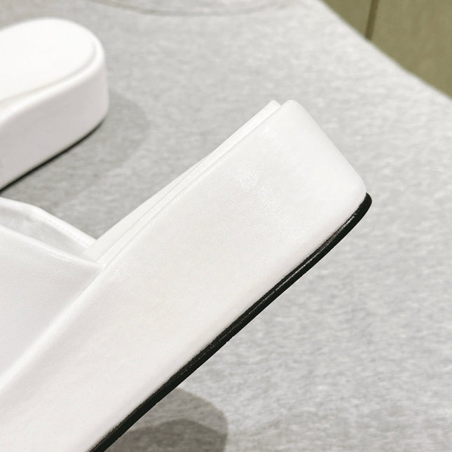 RISE SANDALS IN WHITE SHINY LAMBSKIN GOLD BUCKLE