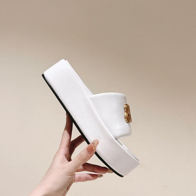 RISE SANDALS IN WHITE SHINY LAMBSKIN GOLD BUCKLE