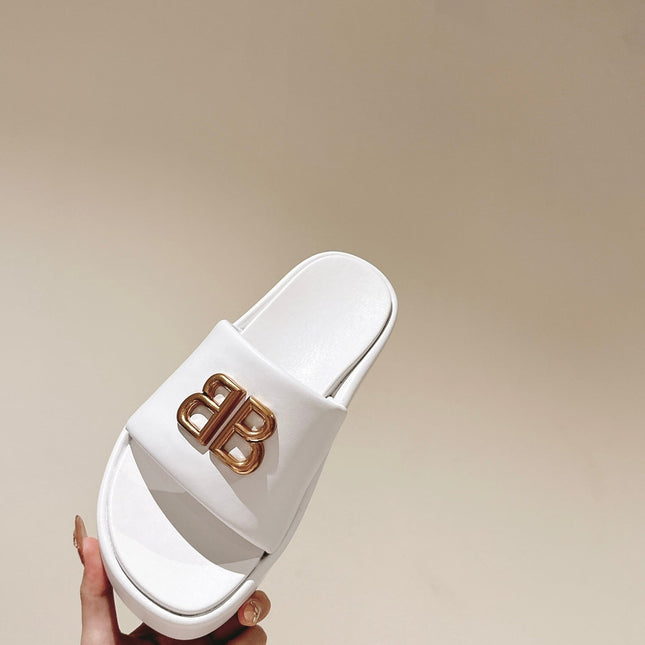 RISE SANDALS IN WHITE SHINY LAMBSKIN GOLD BUCKLE