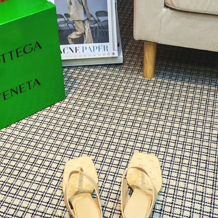 MARELLA THONG IN PALE YELLOW CALFSKIN WITH SIGNATURE INTRECCIATO INSOLE