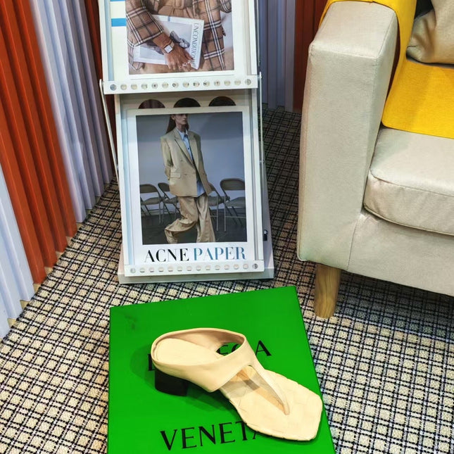 MARELLA THONG IN PALE YELLOW CALFSKIN WITH SIGNATURE INTRECCIATO INSOLE