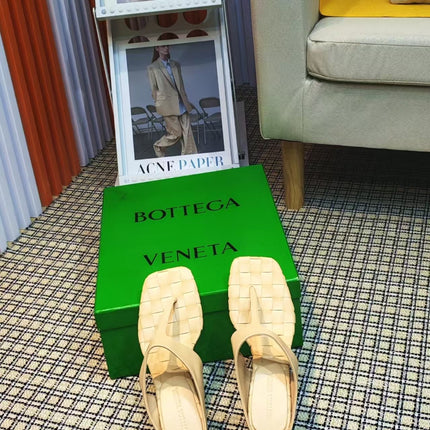 MARELLA THONG IN PALE YELLOW CALFSKIN WITH SIGNATURE INTRECCIATO INSOLE