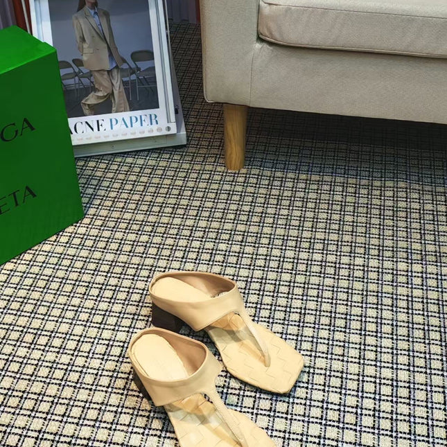 MARELLA THONG IN PALE YELLOW CALFSKIN WITH SIGNATURE INTRECCIATO INSOLE