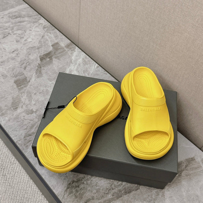 POOL CROCS SLIDE SANDAL IN YELLOW RUBBER