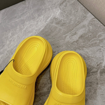 POOL CROCS SLIDE SANDAL IN YELLOW RUBBER