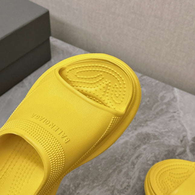 POOL CROCS SLIDE SANDAL IN YELLOW RUBBER