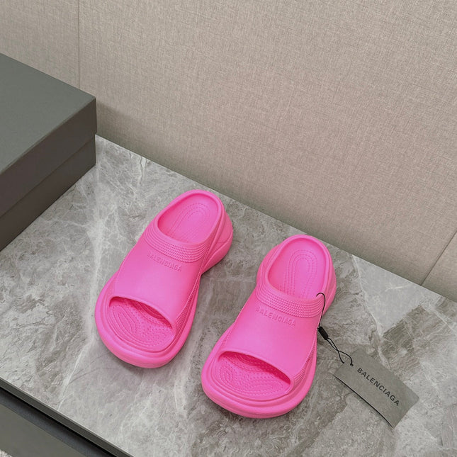 POOL CROCS SLIDE SANDAL IN BRIGHT PINK RUBBER