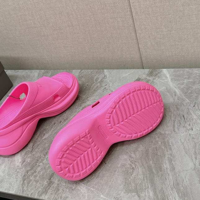 POOL CROCS SLIDE SANDAL IN BRIGHT PINK RUBBER