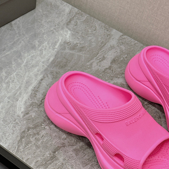 POOL CROCS SLIDE SANDAL IN BRIGHT PINK RUBBER