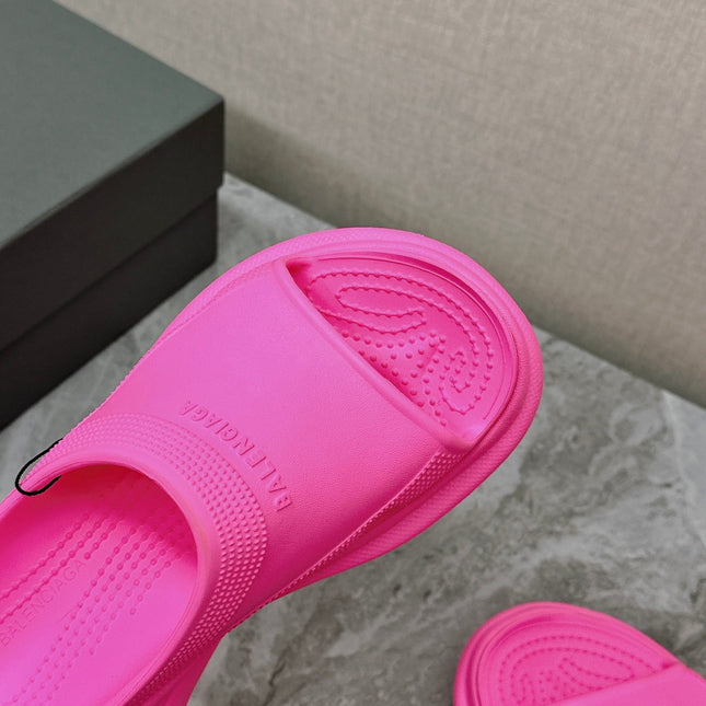 POOL CROCS SLIDE SANDAL IN BRIGHT PINK RUBBER