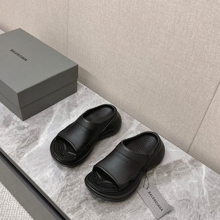 POOL CROCS SLIDE SANDAL IN BLACK RUBBER