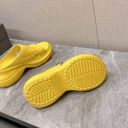 POOL CROCS SLIDE SANDAL IN YELLOW RUBBER