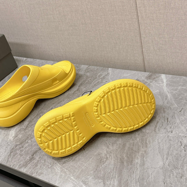 POOL CROCS SLIDE SANDAL IN YELLOW RUBBER