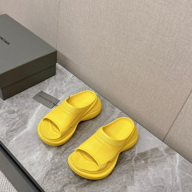 POOL CROCS SLIDE SANDAL IN YELLOW RUBBER