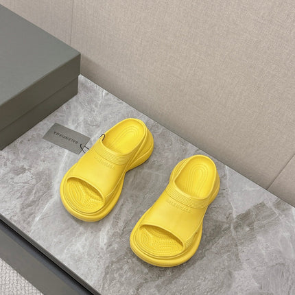 POOL CROCS SLIDE SANDAL IN YELLOW RUBBER