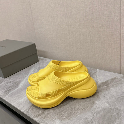 POOL CROCS SLIDE SANDAL IN YELLOW RUBBER