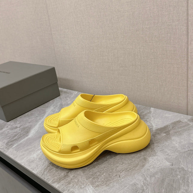 POOL CROCS SLIDE SANDAL IN YELLOW RUBBER