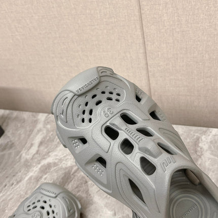 CUT-OUT MULES IN GRAY RUBBER