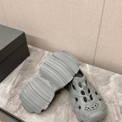 CUT-OUT MULES IN GRAY RUBBER