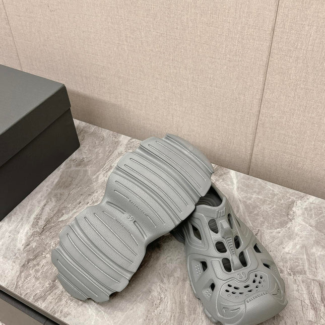 CUT-OUT MULES IN GRAY RUBBER