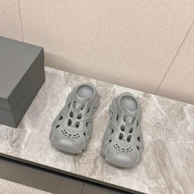 CUT-OUT MULES IN GRAY RUBBER