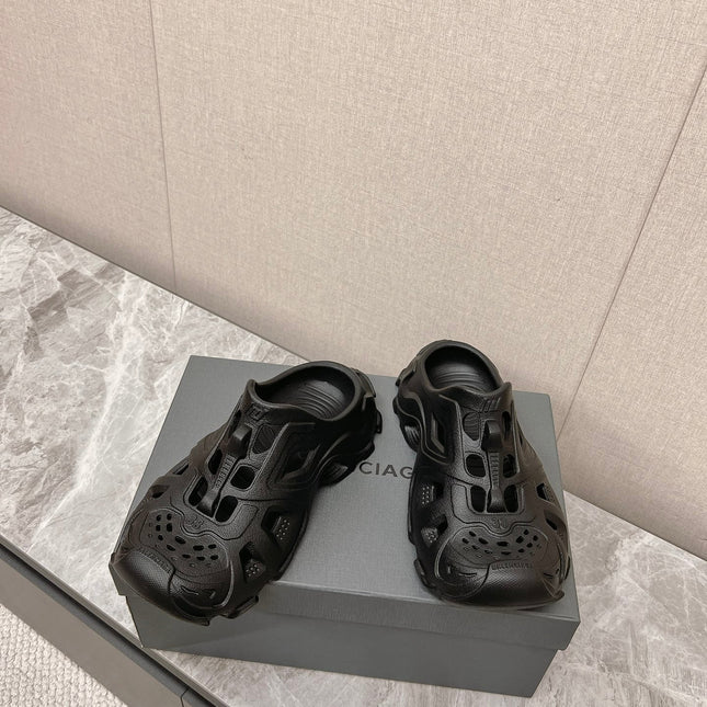 CUT-OUT MULES IN BLACK RUBBER